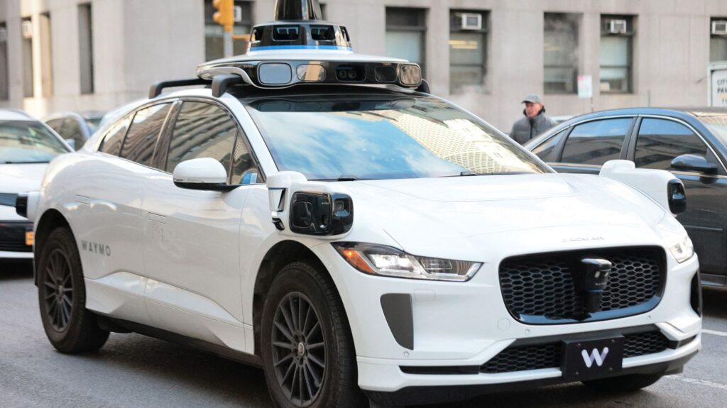 En Californie, les voitures sans chauffeur coupables d'infractions pourront être verbalisées
          Dans l'État de Californie aux États-Unis, les voitures sans chauffeur sont de plus en plus nombreuses sur les routes. Au mois de juillet 2026, une loi entrera en vigueur dans l'État, autorisant les policiers à verbaliser ces véhicules en cas d'infraction.