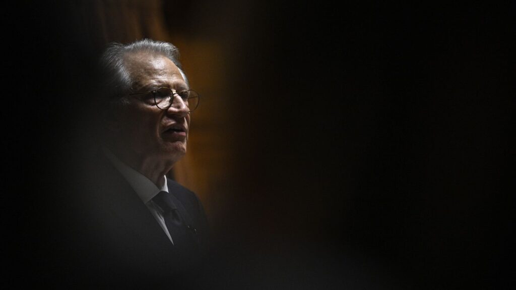 Dominique de Villepin a donné les statuettes qu'il avait reçues en cadeau au Quai d'Orsay après les révélations de "Complément d'enquête"