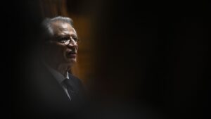 Dominique de Villepin a donné les statuettes qu'il avait reçues en cadeau au Quai d'Orsay après les révélations de "Complément d'enquête"