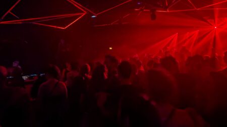 Fête sans boîte de nuit, Macron chante Aznavour en Arménie, hantavirus : ça dit quoi ce 5 mai ?
          Ce mardi 5 mai, les jeunes réinventent la fête loin des boîtes de nuit, Emmanuel Macron chante du Charles Aznavour après un sommet international en Arménie, et l’Organisation mondiale de la santé se veut rassurante après plusieurs cas de hantavirus sur un navire de croisière.