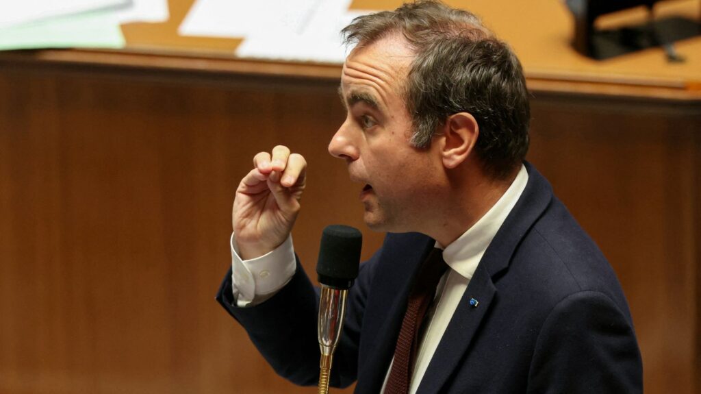 "Il a tout de suite compris qu'il fallait réagir" : pourquoi Sébastien Lecornu est en première ligne dans la gestion des cas d'hantavirus en France