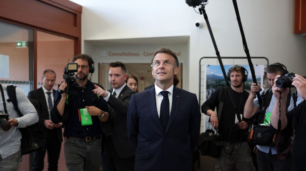 Médecins étrangers : on vous résume la polémique après les propos d'Emmanuel Macron dénonçant "les mabouls" qui veulent "se fâcher avec l'Algérie"