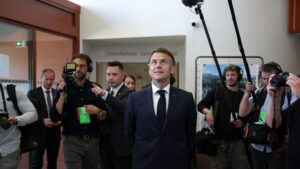 Médecins étrangers : on vous résume la polémique après les propos d'Emmanuel Macron dénonçant "les mabouls" qui veulent "se fâcher avec l'Algérie"