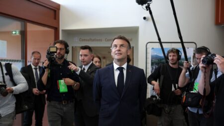 Médecins étrangers : on vous résume la polémique après les propos d'Emmanuel Macron dénonçant "les mabouls" qui veulent "se fâcher avec l'Algérie"