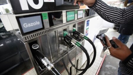 Pétrole, inflation, aviation... La guerre d’usure au Moyen-Orient pèse déjà sur l’économie
          Le baril dépasse les 100 dollars et les prix à la pompe restent élevés. Derrière la guerre d’usure, les conséquences se font déjà sentir sur l’inflation, le pouvoir d’achat et le transport aérien.