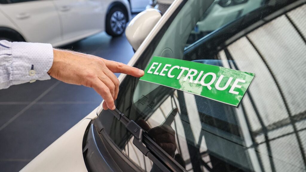 "Le point de bascule, ça a été le prix à la pompe" : les ventes de voiture électriques d'occasion en hausse