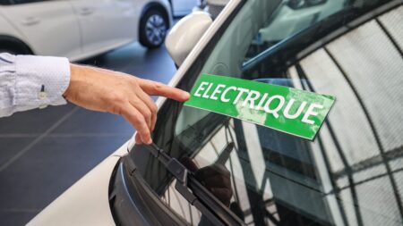 "Le point de bascule, ça a été le prix à la pompe" : les ventes de voiture électriques d'occasion en hausse