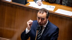 Les recettes fiscales liées au carburant désormais en baisse en raison d'une chute de la consommation, affirme Sébastien Lecornu