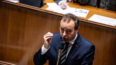 Les recettes fiscales liées au carburant désormais en baisse en raison d'une chute de la consommation, affirme Sébastien Lecornu