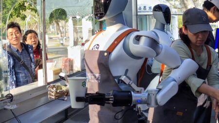 Robots chinois, racisme du quotidien, sexisme à l’Assemblée : ça dit quoi ce 28 avril ?
          Ce mardi 28 avril, la Chine expose sa puissance avec ses robots humanoïdes de plus en plus présents dans le quotidien, une affiche raciste choque près d’Avignon, et plusieurs députées dénoncent un climat sexiste persistant à l’Assemblée nationale.