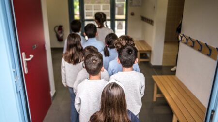 Uniforme à l’école: effets inégaux et limités, selon une première étude L'uniforme à l'école a produit des effets inégaux et limités, selon une première étude